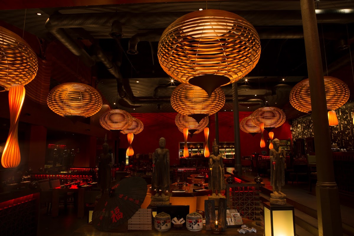 סאסאזו - מסעדה ומועדון אסייתי בהולשוביצה