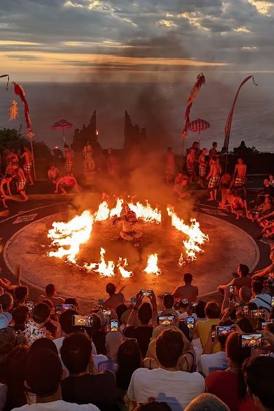 ריקוד הקצ'אק באולוואטו — הופעה על קצה הצוק