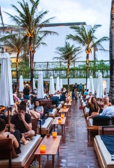 ביץ' קלאבס סמינייק — שקיעות, קוקטיילים ובורשנגרים