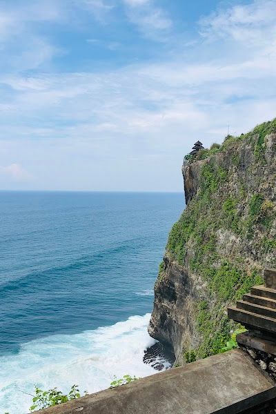 מקדש אולוואטו — על קצה הצוק מעל האוקיינוס