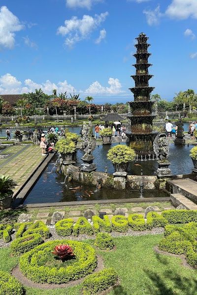 ארמון המים טירתגנגה — בריכות עם פסלים