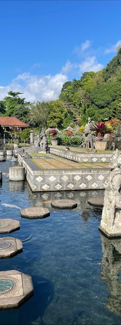 ארמון המים טירתגנגה — בריכות עם פסלים — תמונה 3