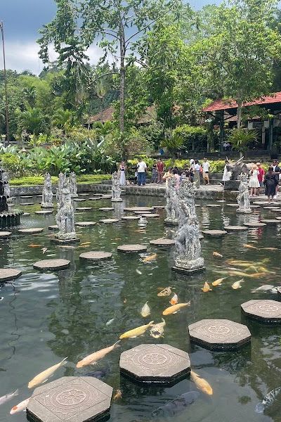 ארמון המים טירתגנגה — בריכות עם פסלים — תמונה 4