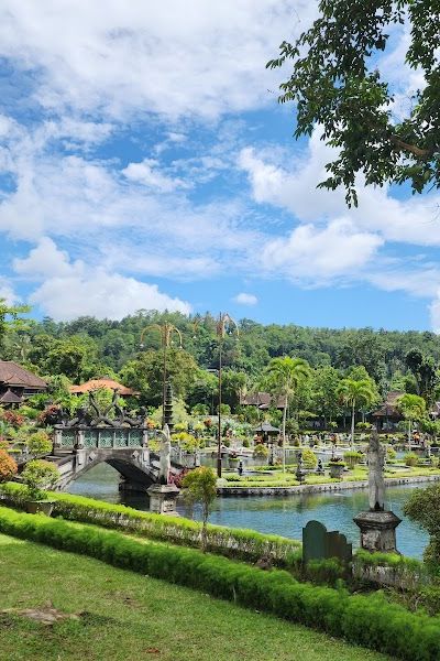 ארמון המים טירתגנגה — בריכות עם פסלים — תמונה 5