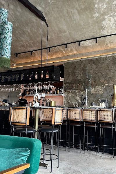 מנהטן קיטשן אנד קוקטייל בר