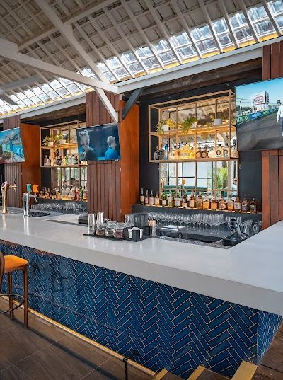 דה בלו דור (The Blue Door)